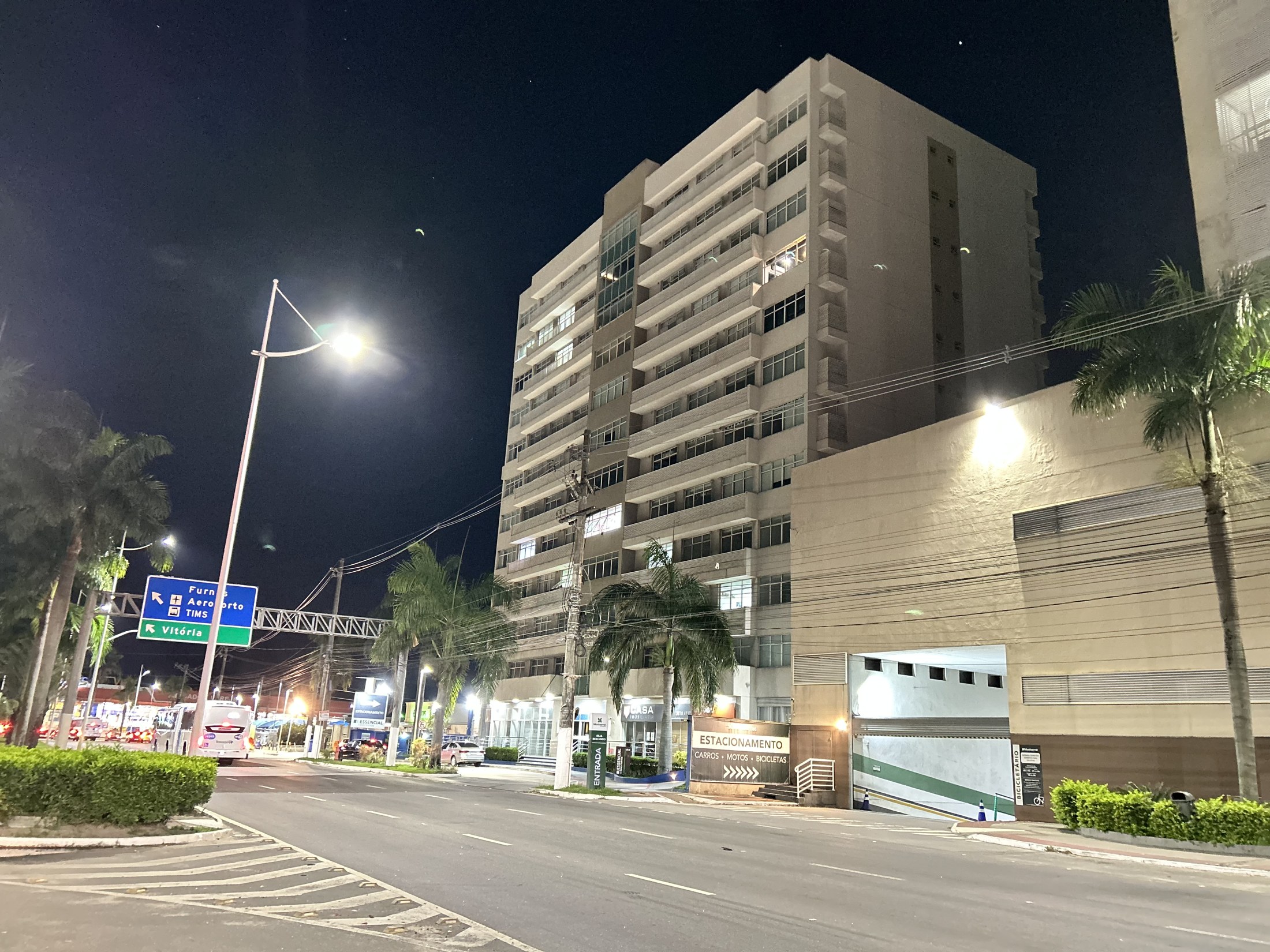 Fachada do Essencial Escritórios à noite