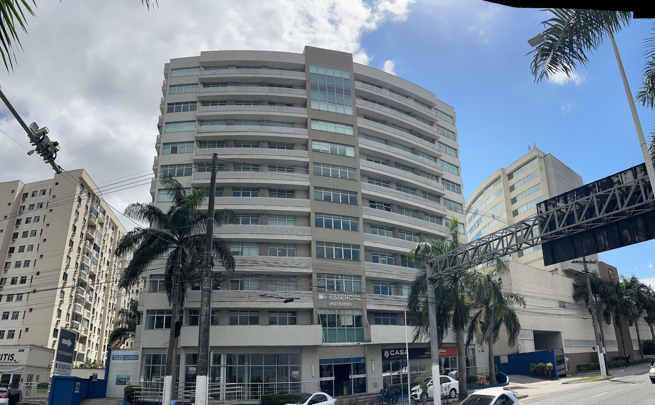 Fachada do Essencial Escritórios durante o dia