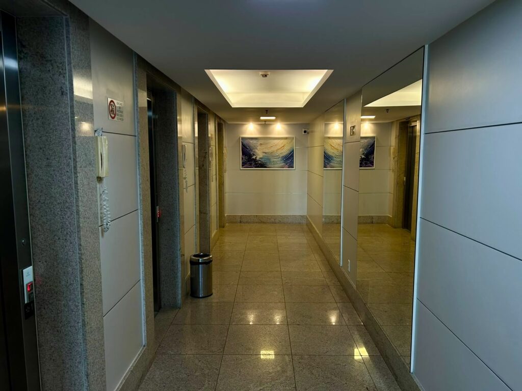 Corredor e elevadores do Essencial Escritórios